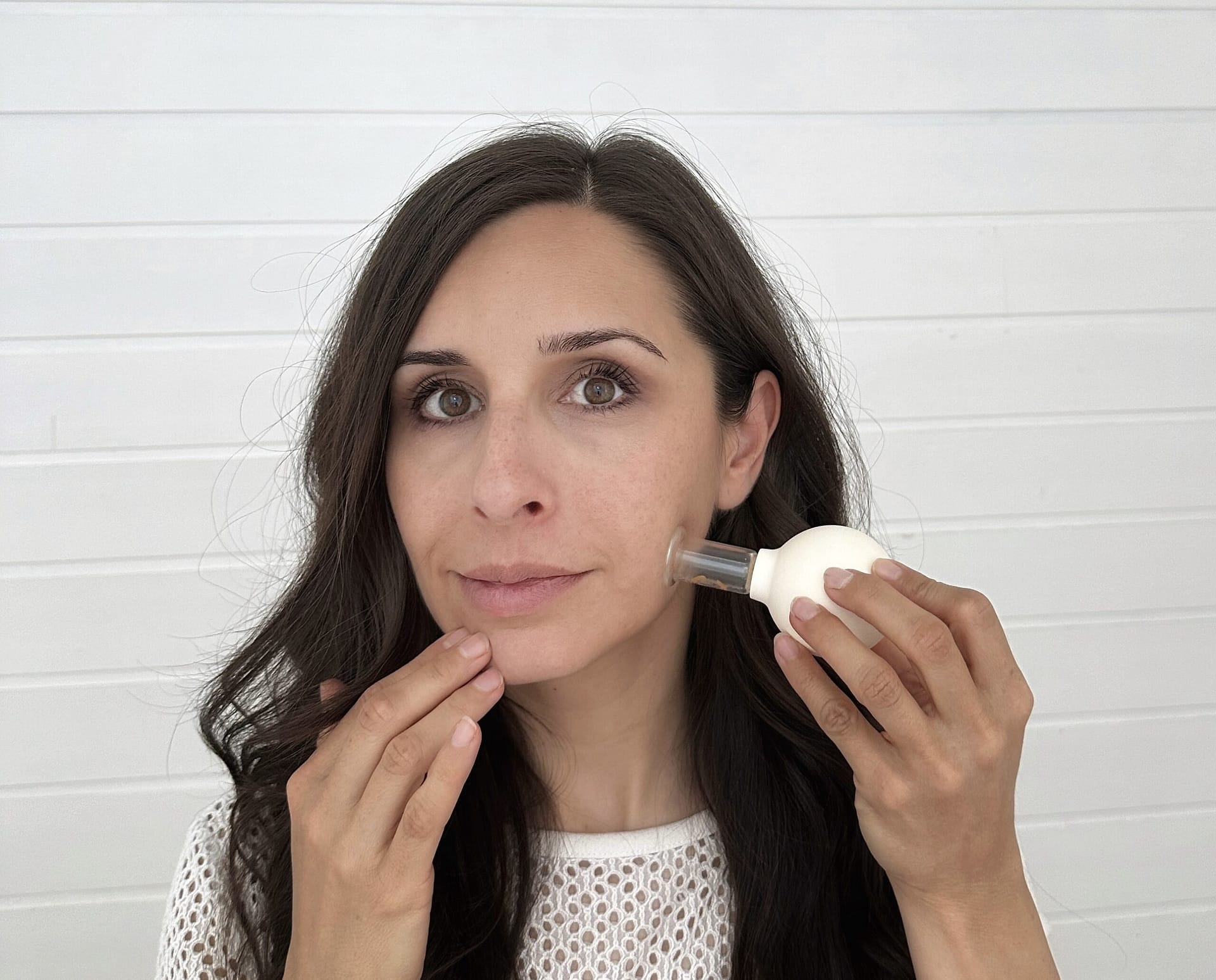 démonstration face cupping ventouses faciales